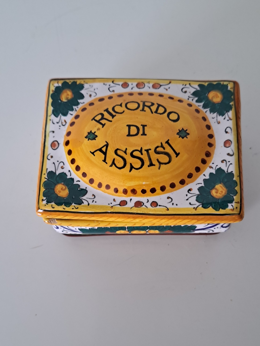 Handpainted Vtg "RICARDO DI ASSISI" Deruta Style Trinket Box W/lid 4" X 3"